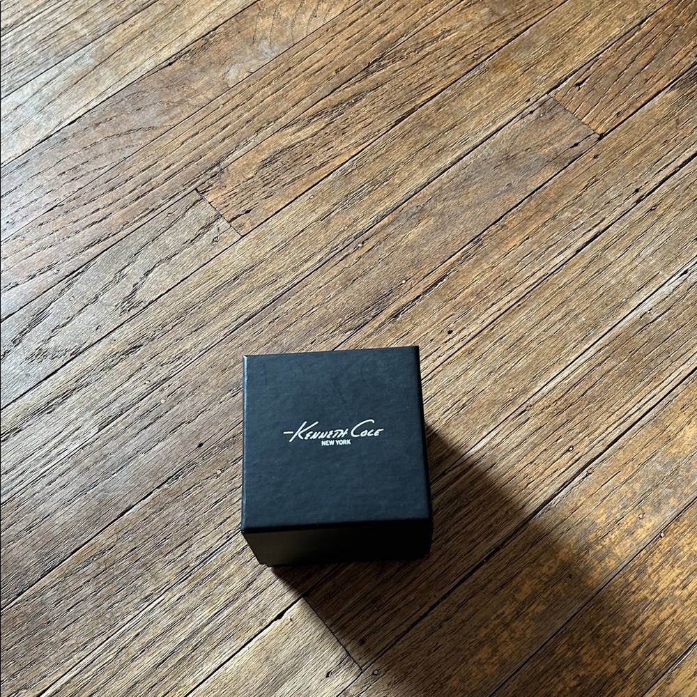 KENNETH COLE WATCH - Picture 3 of 3